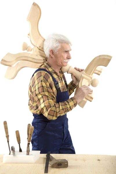 Carpinteiro faz um cabide de madeira — Fotografia de Stock