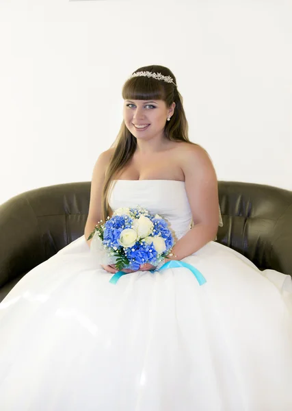 Giovane sposa con un bouquet — Foto Stock