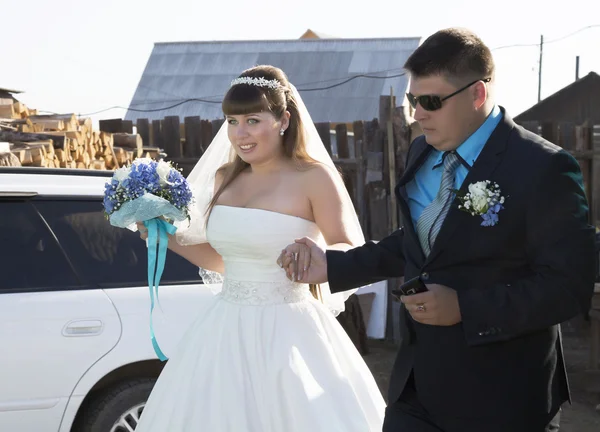 Recém-casados andando na rua — Fotografia de Stock