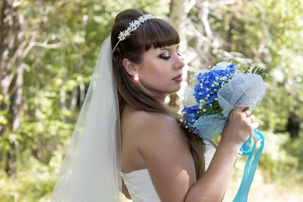 Giovane sposa con un bouquet — Foto Stock