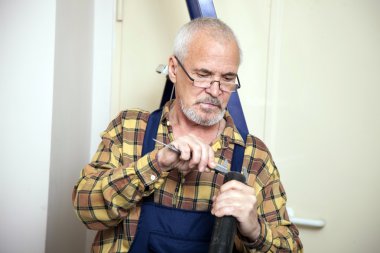 mühendis aracı ile boru boyutu ölçer.