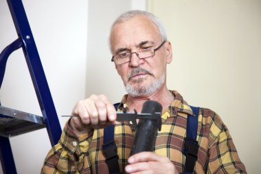 mühendis aracı ile boru boyutu ölçer.