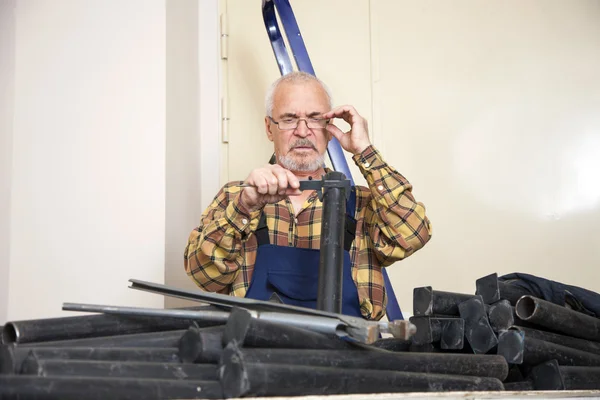 Ingeniero mide con herramienta el tamaño de la tubería — Foto de Stock