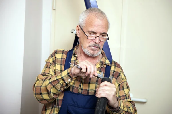 Engineer measures with tool the size of the pipe — Stock Photo, Image