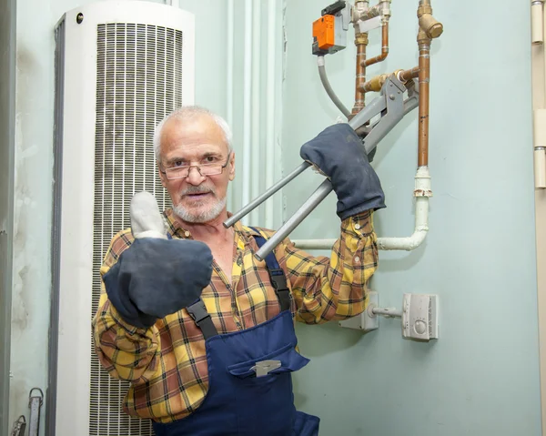 Encanador de reparação de tubos — Fotografia de Stock