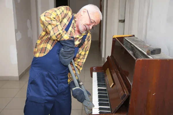 Hombre desmontar piano — Foto de Stock