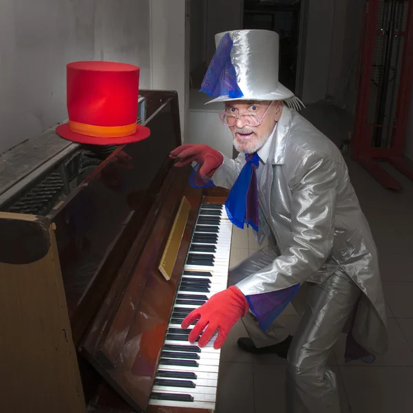 Magician playing the piano — Stock Photo, Image