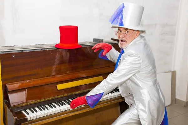 Magician playing the piano — Stock Photo, Image