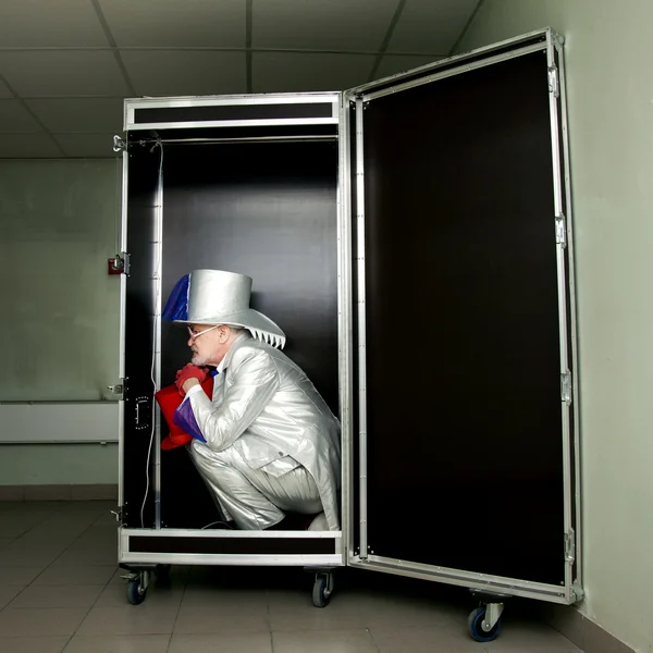 Trollkarl som sitter i en låda — Stockfoto