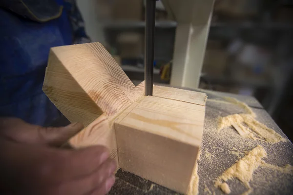 L'uomo taglia il legno con uno strumento — Foto Stock