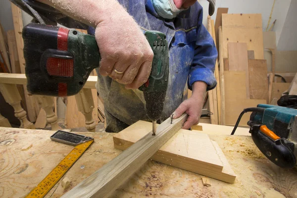Trabalhando carpinteiro com broca . — Fotografia de Stock
