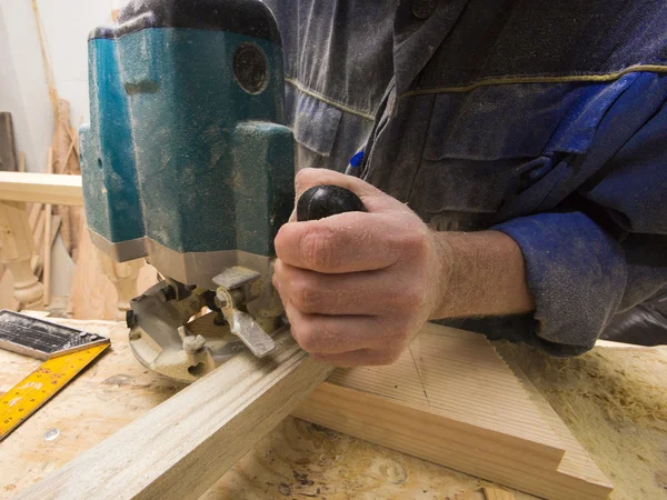 Homem usando roteador na prancha de madeira — Fotografia de Stock