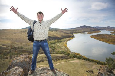 taş üzerinde kalan adam