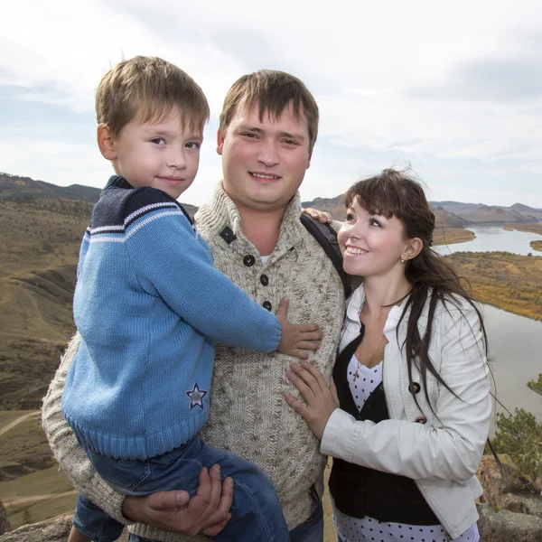 Mutlu bir aile dağ gölü ile — Stok fotoğraf