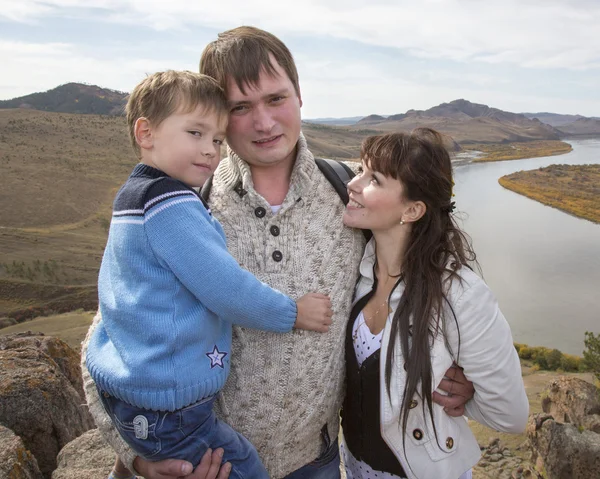Mutlu bir aile dağ gölü ile — Stok fotoğraf