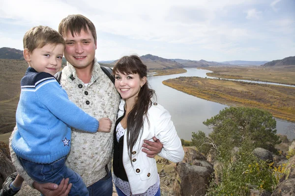 Mutlu bir aile dağ gölü ile — Stok fotoğraf