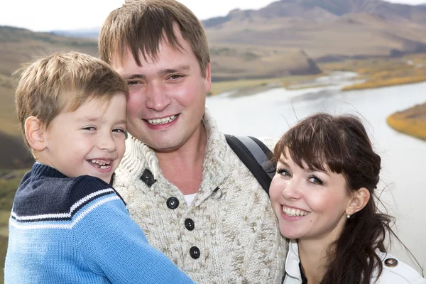 Lykkelig familie på bjerget med sø - Stock-foto