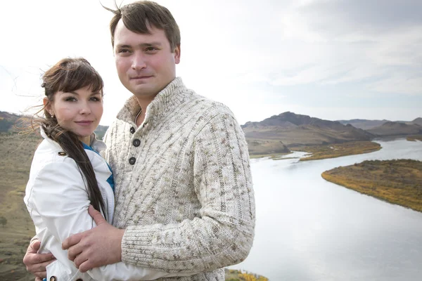 Marito e moglie abbracciare su una montagna — Foto Stock