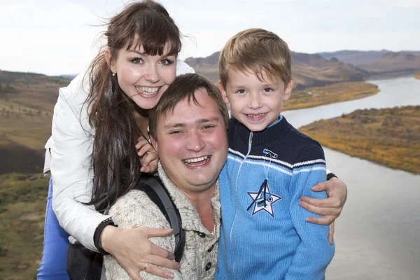 Lykkelig familie på bjerget med sø - Stock-foto