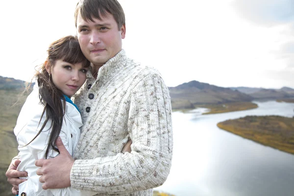 Husband and wife hugging on a mountain — Stock Photo, Image