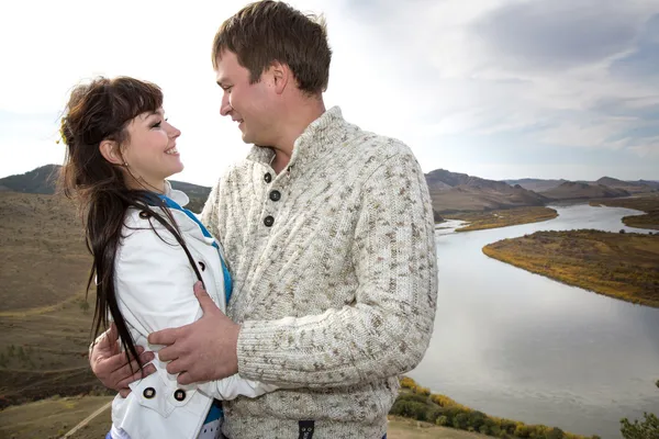 Marido e esposa abraçando em uma montanha — Fotografia de Stock