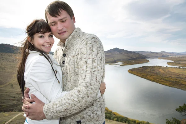 Esposo y esposa abrazándose en una montaña — Foto de Stock