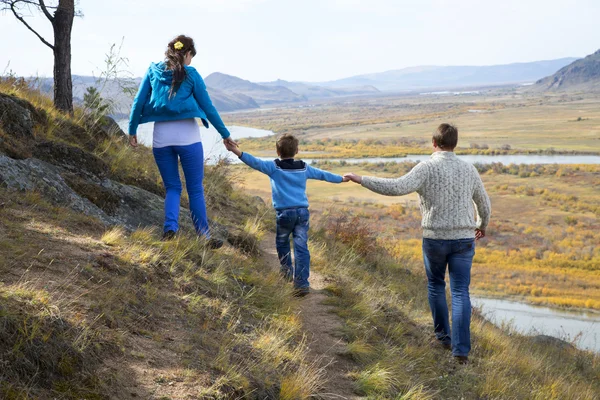 Lycklig familj promenader i bergen — Stockfoto