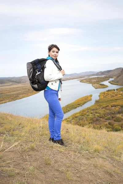 Turist kadın dağlarda Gölü ile — Stok fotoğraf