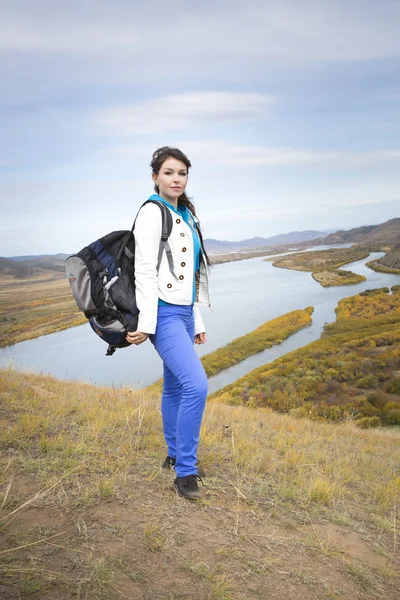 Turist kadın dağlarda Gölü ile — Stok fotoğraf
