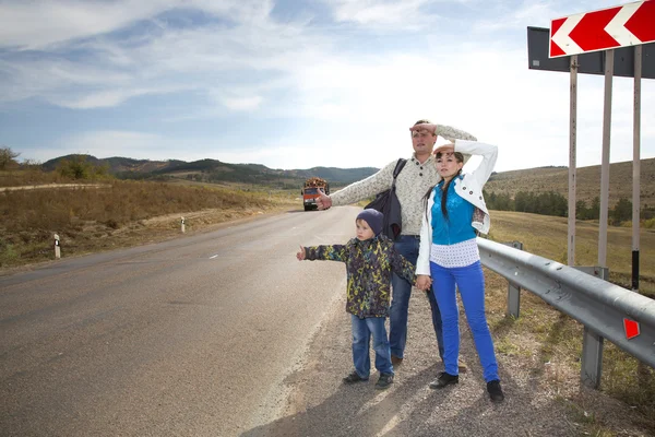 Family catches the car — Stock Photo, Image