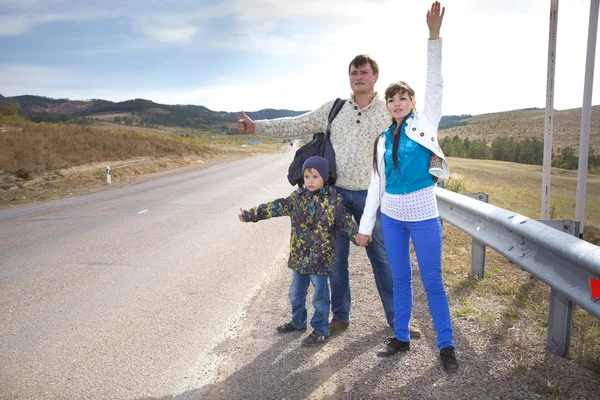 Family catches the car — Stock Photo, Image