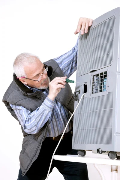 Homme réparant la climatisation — Photo