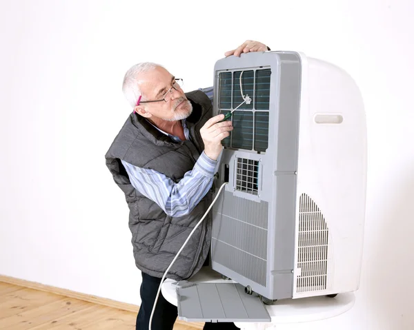 Man repairing air conditioning — Stock Photo, Image
