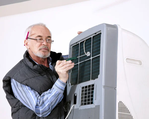 Homem reparação de ar condicionado — Fotografia de Stock