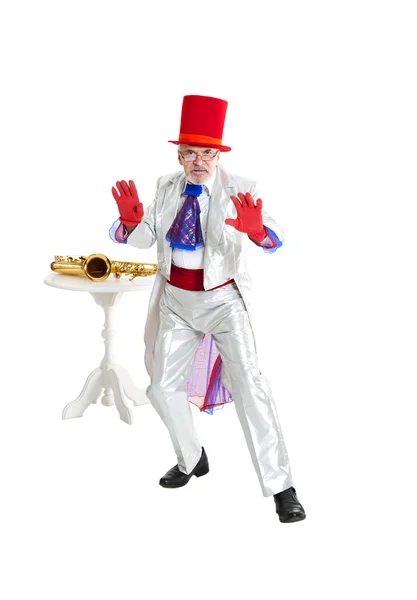 Goochelaar met trompet toont goocheltruc — Stockfoto