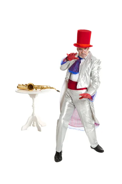Zauberer mit Trompete zeigt Zaubertrick — Stockfoto