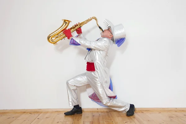 Magician plays the trumpet — Stock Photo, Image