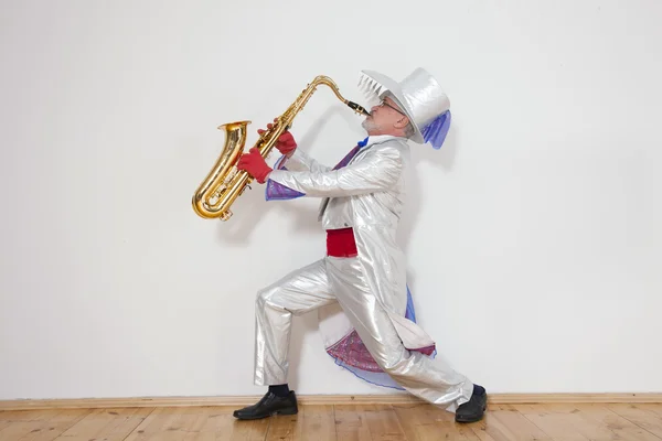 Magician plays the trumpet — Stock Photo, Image