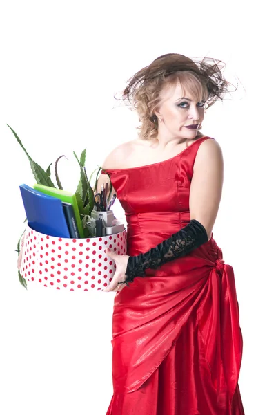 Atriz despedido em um vestido vermelho com uma caixa de coisas — Fotografia de Stock