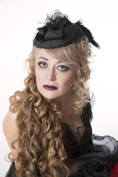 Vrouw met krullend haar in mooie hoed — Stockfoto