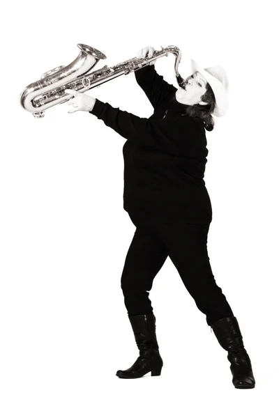 Vrouw in het zwart saxofoon spelen. — Stockfoto