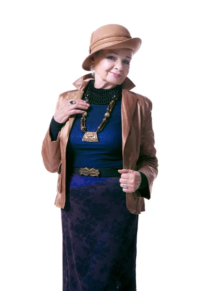Senior blond kvinna i en hatt med jacka — Stockfoto
