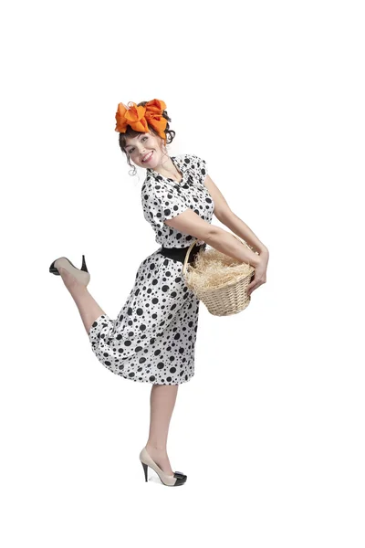 Chica joven sosteniendo una cesta con heno — Foto de Stock