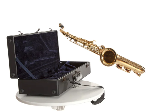 Saxofón y caja —  Fotos de Stock