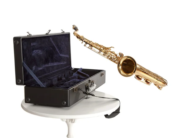 Saxofón y caja — Foto de Stock