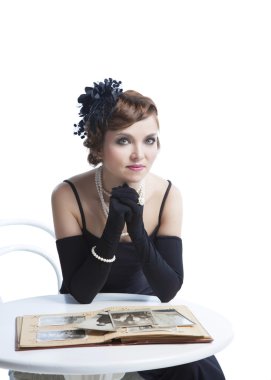 retro albüm fotoğrafları ile arayan kadın