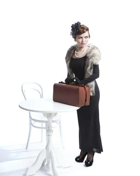 Donna in abito nero con valigia — Foto Stock