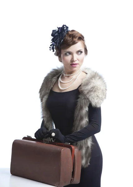 Kvinnan i svart klänning med resväska — Stockfoto