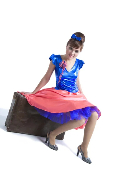 Portrait rétro de femme assise sur une valise — Photo