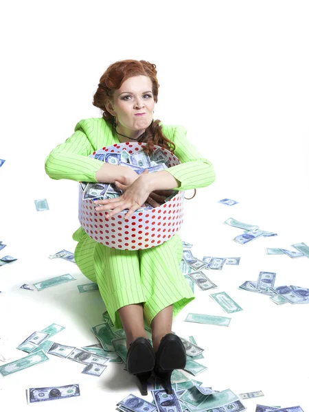Gulzige vrouw met geld in een doos — Stockfoto